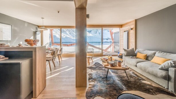 A modern living room with a sofa, coffee table, and dining area. - 200m from ski slopes, 5th floor, view mountain, balcony, ski locker, 100m², Tignes (Tignes)