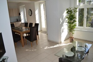 Condo tiện nghi đơn giản | Khu vực ăn uống tại phòng