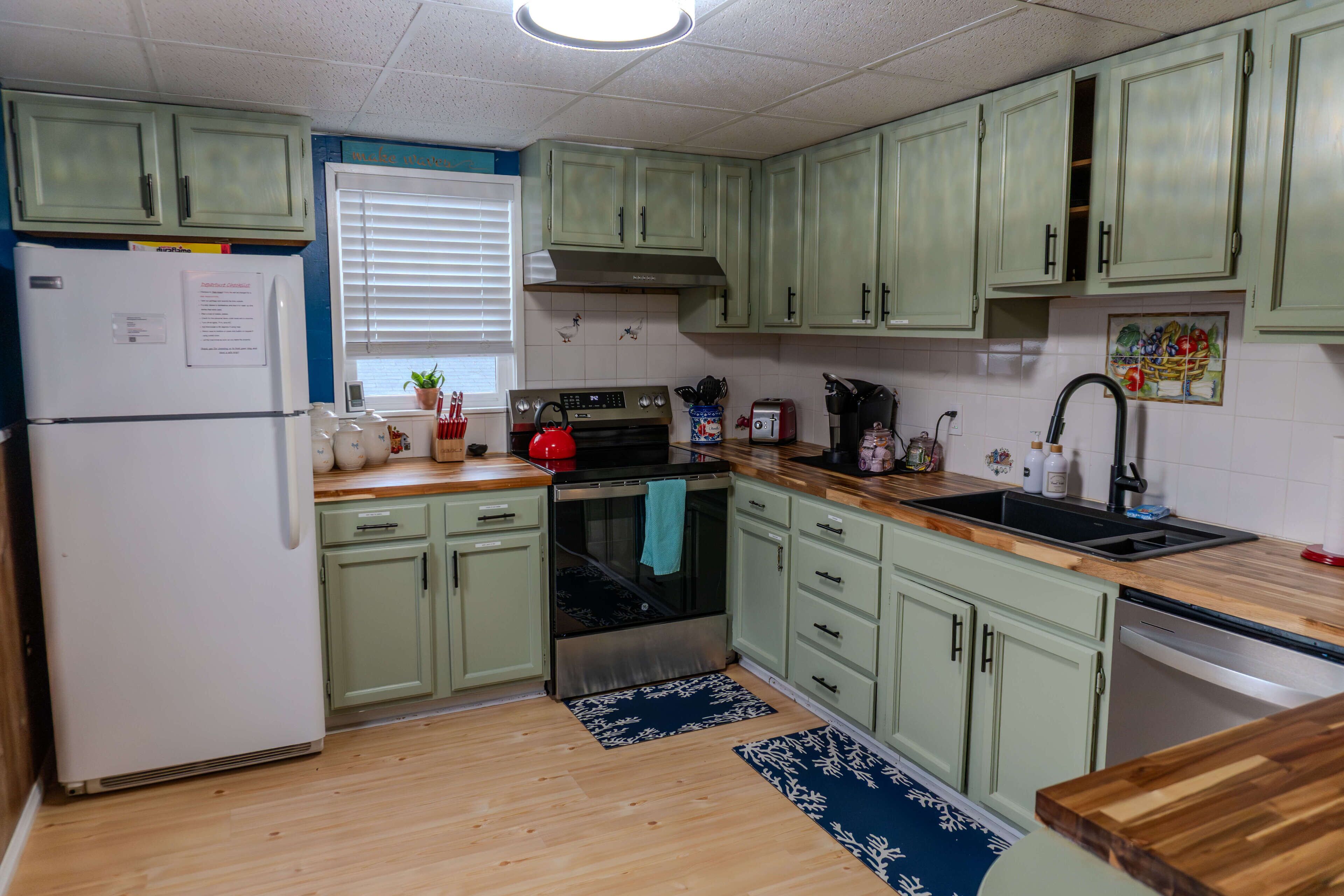 Kylskåp, mikrovågsugn, ugn och spishäll