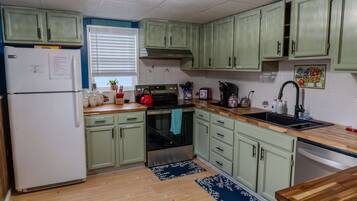 Kylskåp, mikrovågsugn, ugn och spishäll