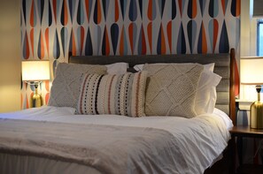 2 chambres, bureau, fer et planche à repasser, lit de bébé portatif