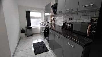 Lemari es besar, microwave, oven, dan kompor