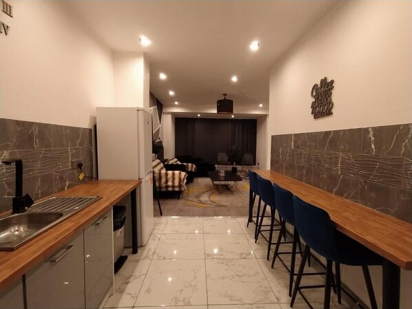 Großer Kühlschrank, Mikrowelle, Ofen, Herdplatte