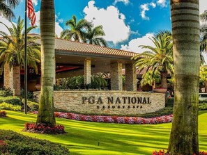 Property grounds - PGA National Home on Fazio Golf Course Amazing 180º Views by Guaranteed Rental™ (Palm Beach Gardens)