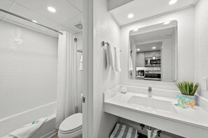 Baignoire, séchoir à cheveux, serviettes fournies, shampooing