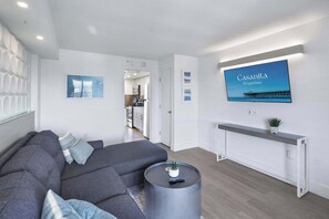 Televisión, chimenea y oficina 