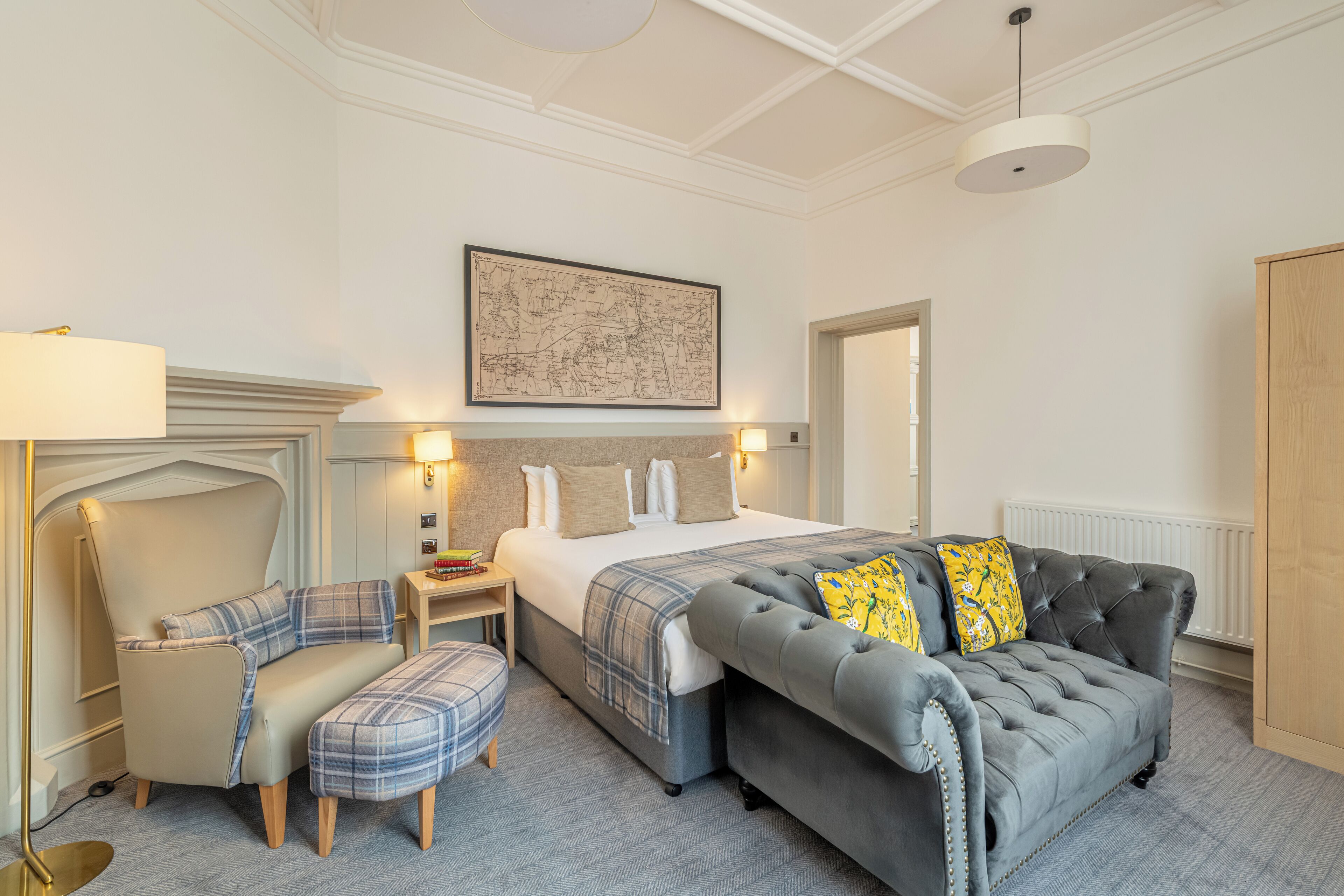 Studio Suite, 1 Katil Raja (King) | Peti besi dalam bilik, meja, ruang kerja komputer riba 