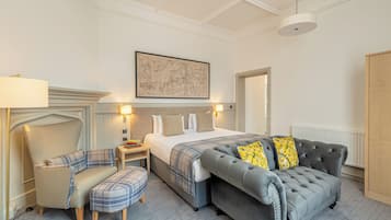 Studio Suite, 1 King Bed | In-room safe, desk, laptop workspace, iron/ironing board