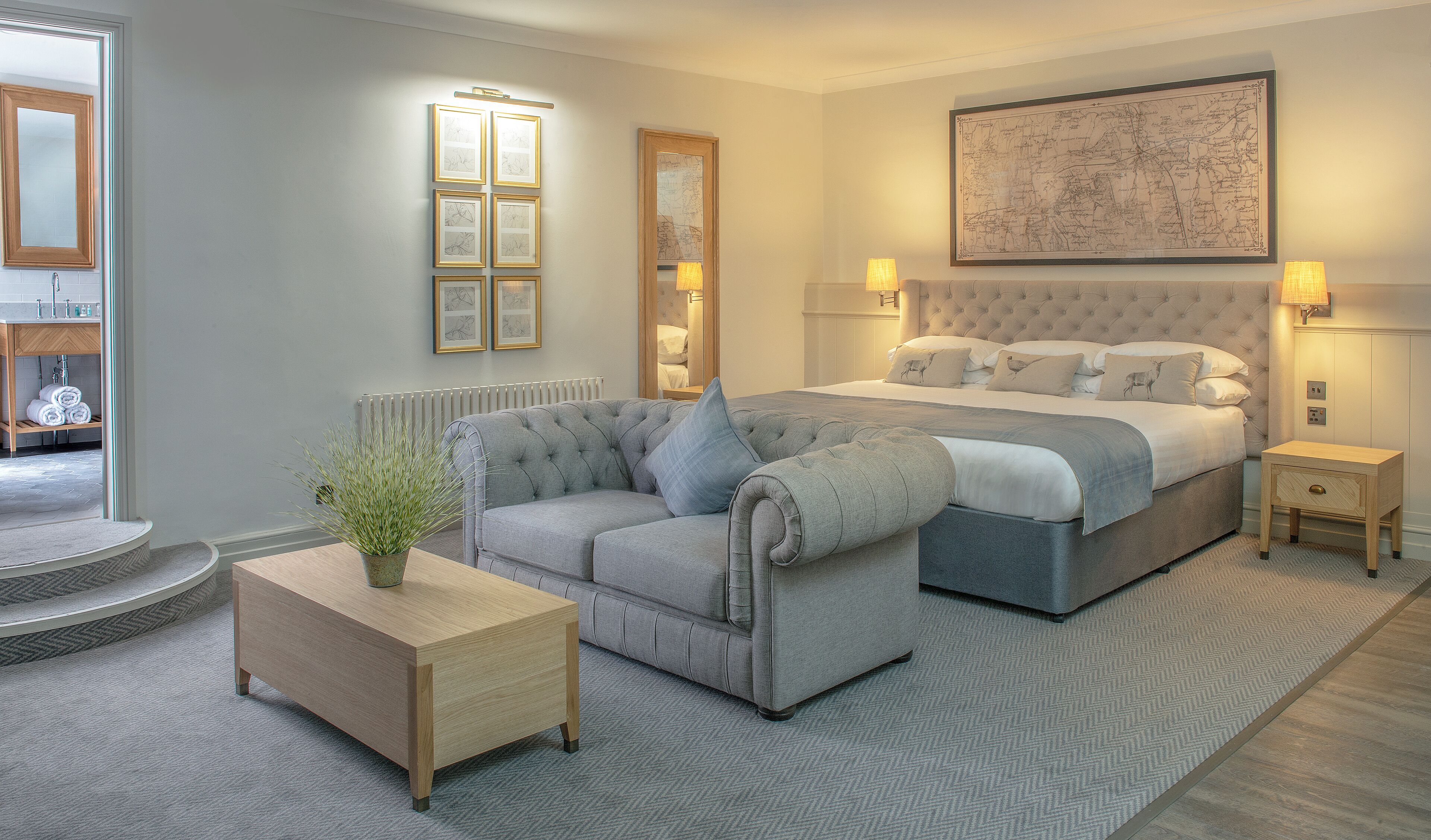 Studio suite, 1 kingsize bed, uitzicht op tuin | Een kluis op de kamer, een bureau, een laptopwerkplek