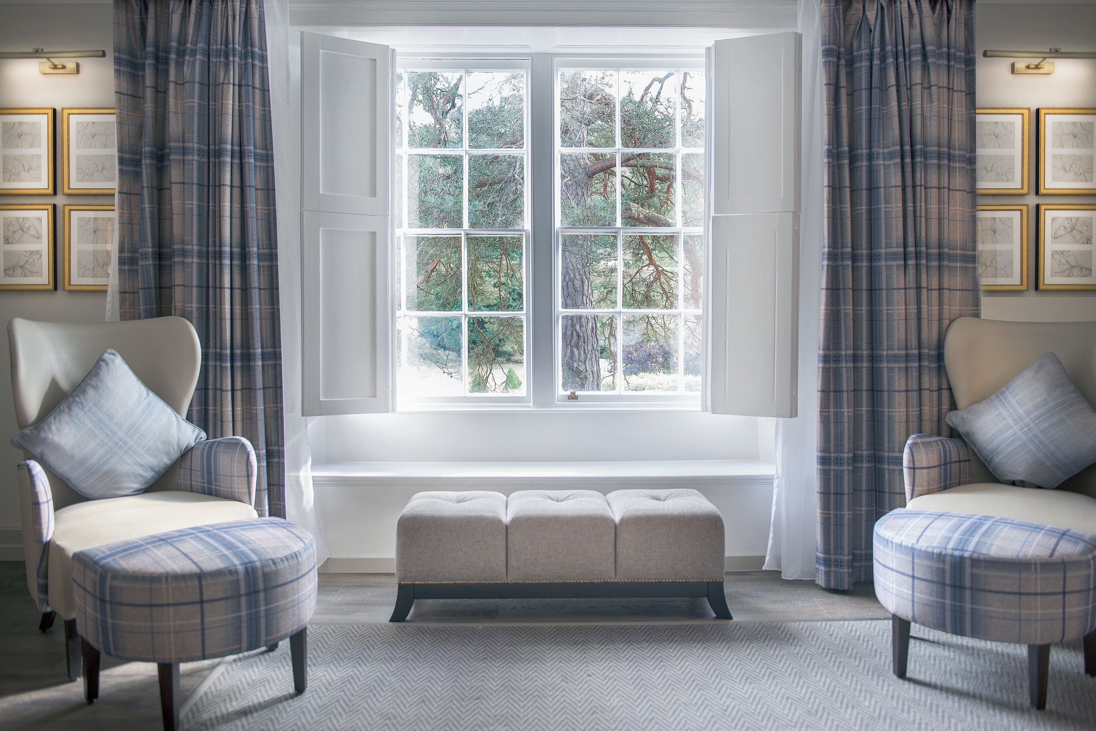 Estudi en suite, 1 llit de matrimoni gran, vistes al jardí | Sala d'estar | Televisor LCD 