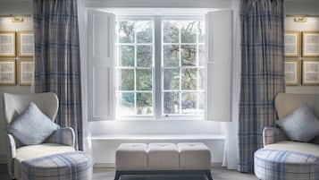 Studio Suite, 1 King Bed, Garden View | Living area | LCD TV