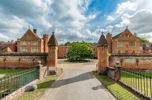 Ein historisches Gebäude mit Innenhof, Ziegelmauern und einem traditionellen Tor.