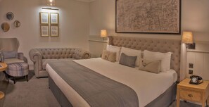 Quarto casal premium, 1 cama King | Banheiro | Chuveiro, produtos de toalete grátis, secador de cabelo