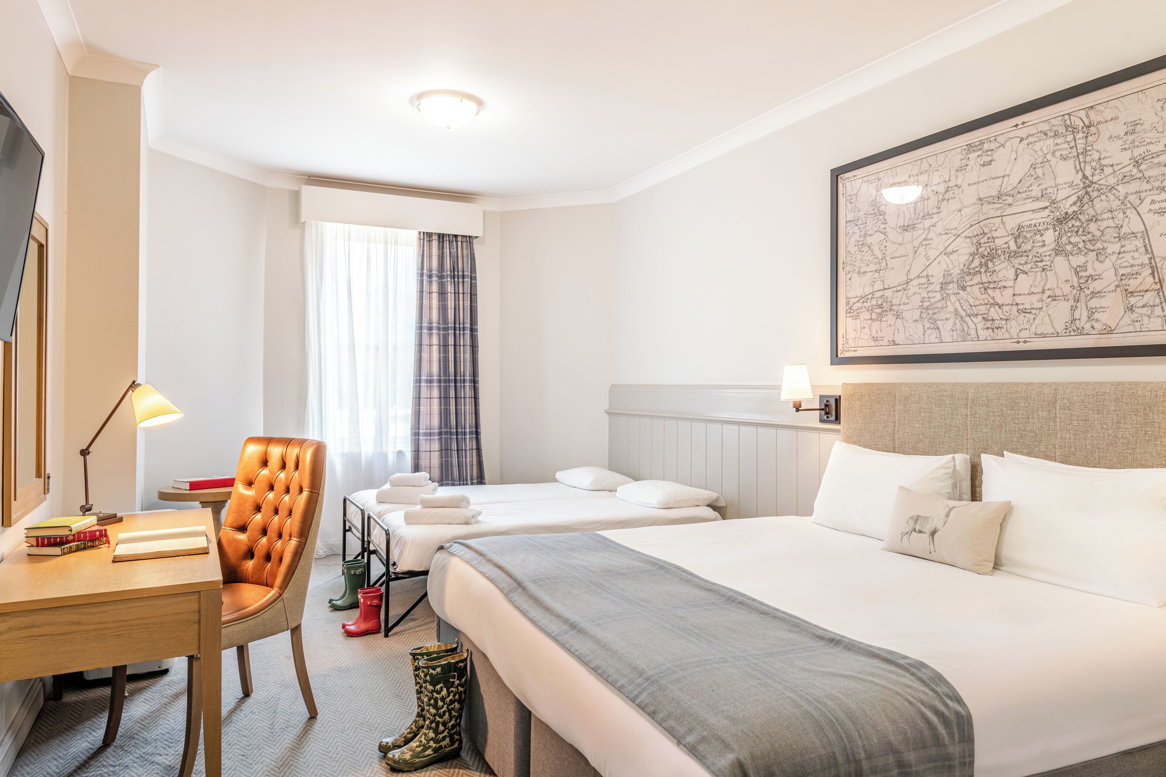 Familiekamer, 1 slaapkamer | Een kluis op de kamer, een bureau, een laptopwerkplek