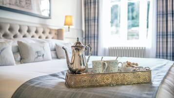 Studio Suite, 1 King Bed, Garden View | In-room safe, desk, laptop workspace, iron/ironing board