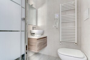 Dusche, Haartrockner, Handtücher