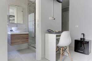 Shower, hair dryer, towels, shampoo