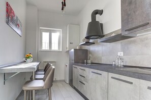 Kühlschrank, Mikrowelle, Herdplatte, Wasserkocher mit Kaffee-/Teezubehör