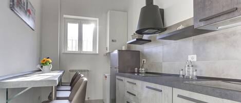 Refrigerador, placa de cocina, cafetera/tetera, utensilios de cocina