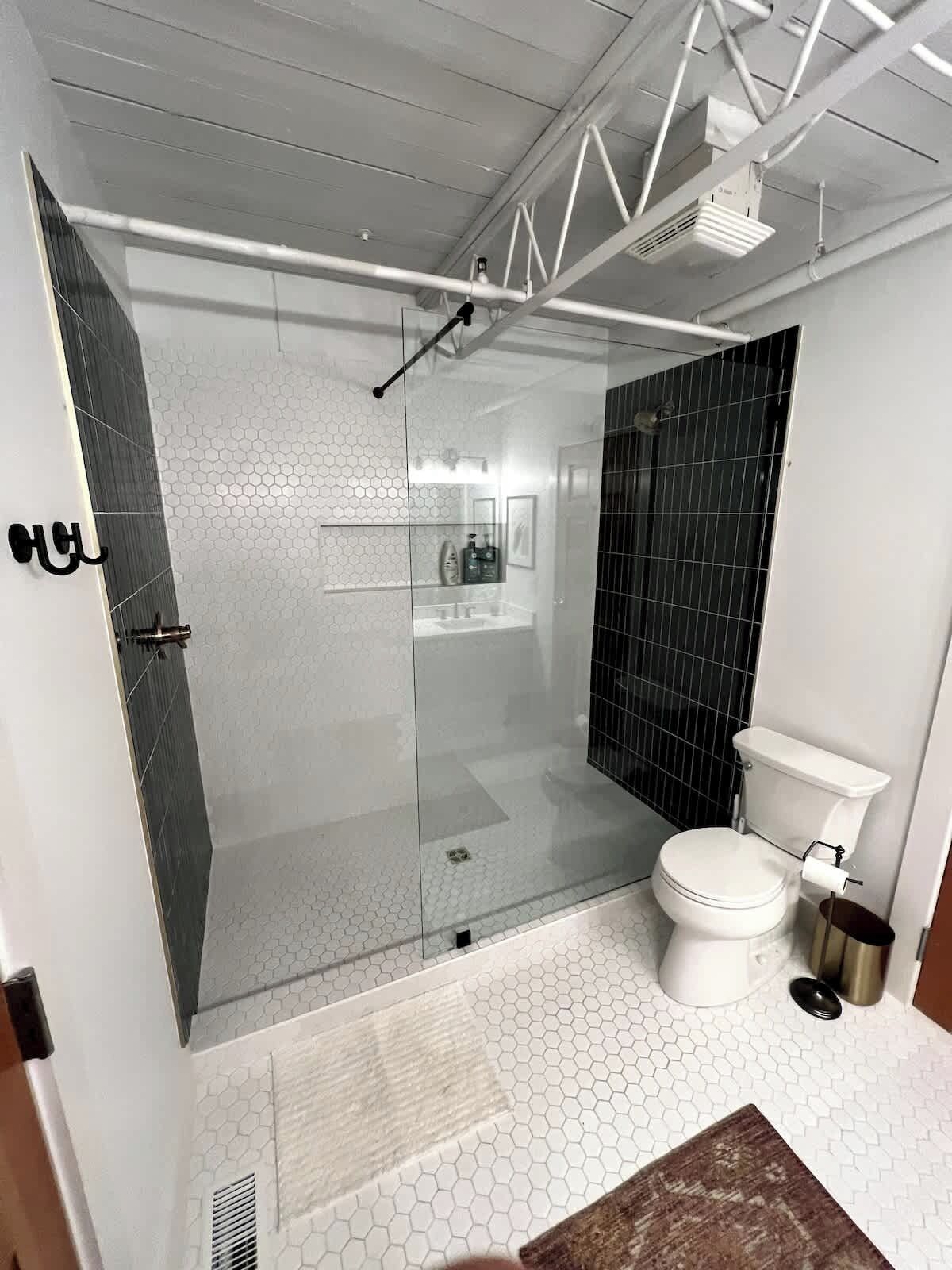 Dusche, Haartrockner, Handtücher, Seife