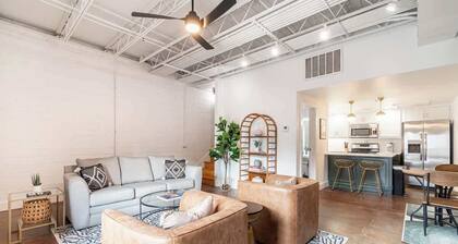 Mainstay in Fay Condo on Dickson St.