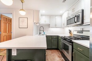 Fridge, microwave, oven, stovetop - Mainstay In Fay on Dickson St. (Fayetteville)