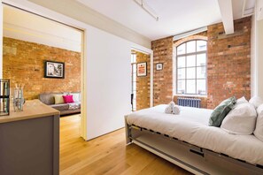 2 chambres, bureau, fer et planche à repasser, lit de bébé portatif