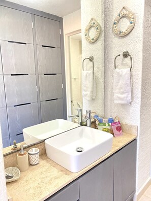 Kylpyamme, hiustenkuivaaja, pyyhkeet, saippua