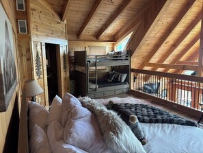 3 Schlafzimmer, Schreibtisch, Bügeleisen/Bügelbrett, Reisekinderbett