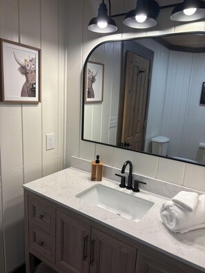 Duschwanne, Haartrockner, Handtücher, Shampoo