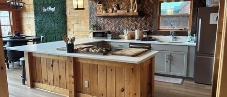 Een koelkast, een magnetron, een oven, een kookplaat