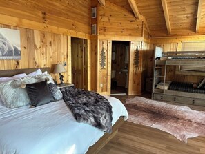 3 Schlafzimmer, Schreibtisch, Bügeleisen/Bügelbrett, Reisekinderbett