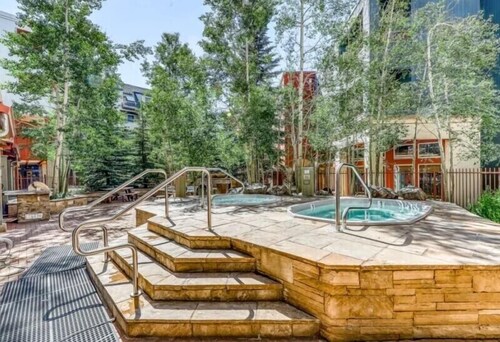 3 Minute Walk to Gondola w/ hot tub, pool, sauna!
