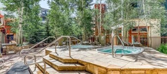 3 Minute Walk to Gondola w/ hot tub, pool, sauna!