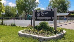 A sign for Chown Park with a fenced playground area and a landscaped flower bed in the foreground. - Southdale Stinger! Modern 5+BR near it all (Edina)