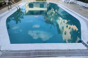 Outdoor pool, open 6:30 AM to 8:00 PM, pool umbrellas - Thai smile serviced Appartments (Pattaya)