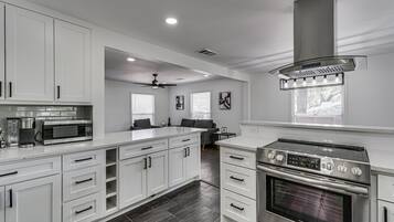 Een koelkast, een microgolfoven, een oven, een kookplaat