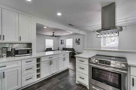 Fridge, microwave, oven, stovetop. Luxury Home w/ Volleyball, Golf, & Sports
