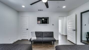 4 slaapkamers, een bureau, een strijkplank/strijkijzer, gratis wifi