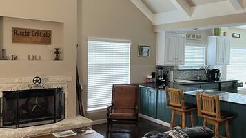 TV connectée, cheminée, lecteur de DVD, livres