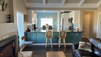 TV connectée, cheminée, lecteur de DVD, livres