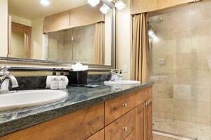 Hair dryer, towels - Outpost: Grand View 491S (Jackson)