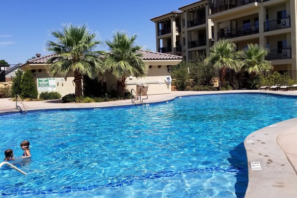 Utendørsbasseng og et oppvarmet basseng