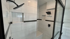 Badkar, hårtork, handdukar och tvål