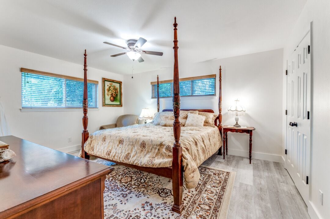 3 chambres, bureau, fer et planche à repasser, lit parapluie