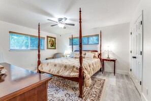 3 soverom, skrivebord, strykejern/-brett og reiseseng for barn