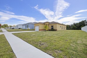 Property grounds - Palm Tree Point (Boynton Beach)