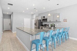 ثلاجة، ميكروويف، فرن، موقد طهي مسطح