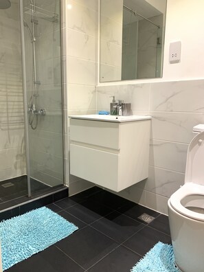 Shower - RT properties luxury apartment @ The gardens (Accra)