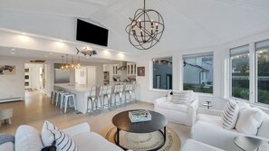 تلفزيون ذكي، مدفأة، ستيريو